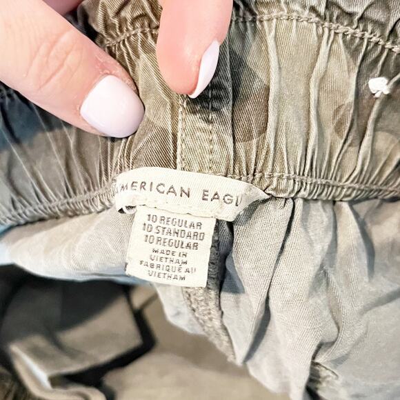American Eagle Camo High Rise Jogger Cargo Pants Green 10 - Picture 2 of 9